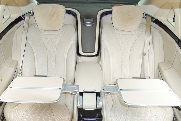 Trong khi đó, hàng ghế sau mang phong cách thương gia với khả năng chỉnh điện, nhớ vị trí, ngả lưng tối đa 43,5 độ. Ghế còn tích hợp loạt tiện ích cao cấp như sưởi, làm mát, đệm đỡ bắp chân và hệ thống massage với sáu chế độ khác nhau.
