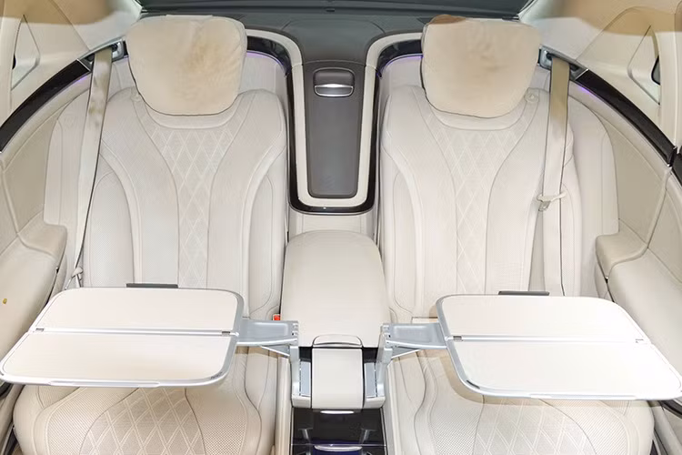Trong khi đó, hàng ghế sau mang phong cách thương gia với khả năng chỉnh điện, nhớ vị trí, ngả lưng tối đa 43,5 độ. Ghế còn tích hợp loạt tiện ích cao cấp như sưởi, làm mát, đệm đỡ bắp chân và hệ thống massage với sáu chế độ khác nhau.