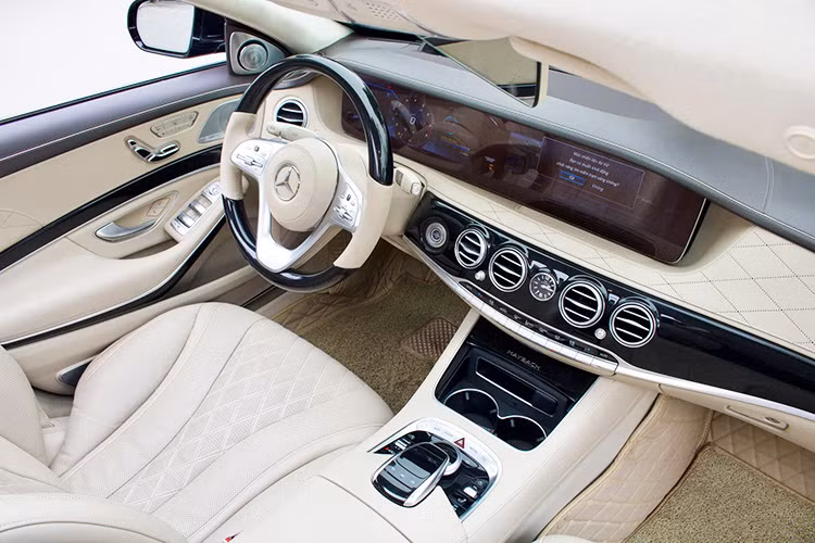 Bên trong khoang lái, Mercedes-Maybach S450 được trang bị nội thất bọc da cao cấp với họa tiết khâu hình quả trám, kết hợp cùng các chi tiết gỗ sang trọng. Hệ thống đèn viền nội thất có khả năng thay đổi màu sắc theo cài đặt cá nhân.