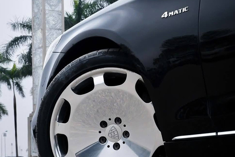 Hệ thống chiếu sáng sử dụng công nghệ Multi-Beam LED, đi kèm ba dải đèn LED định vị đặc trưng. Gương chiếu hậu chỉnh điện, tích hợp dải đèn báo rẽ LED. Điểm nhấn đặc biệt là hai nẹp kim loại mạ crôm ở cột B, giúp phân biệt với dòng S-Class tiêu chuẩn.