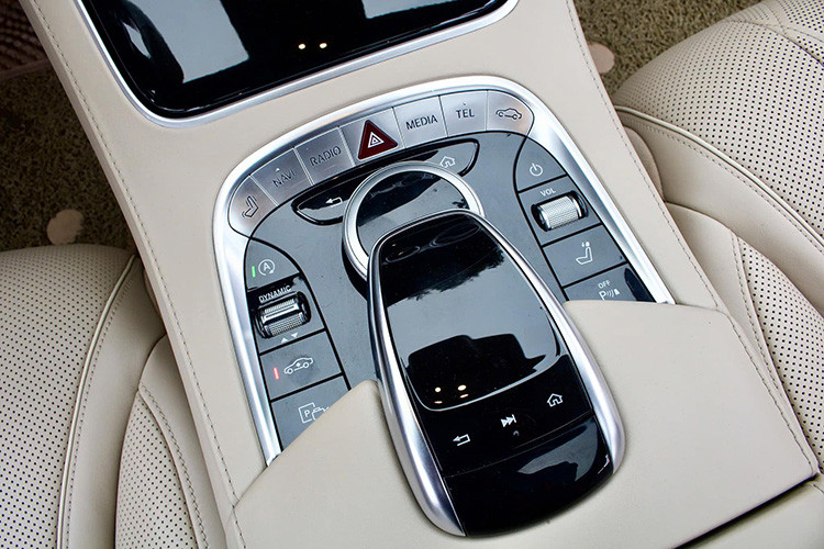 Giữa hai ghế là loạt tiện nghi cao cấp như tủ lạnh mini dung tích 8,5L, bộ đôi ly champagne chế tác từ bạc, bàn làm việc có thể gập gọn, khay để ly và màn hình giải trí cỡ lớn gắn trên tựa đầu hàng ghế trước.