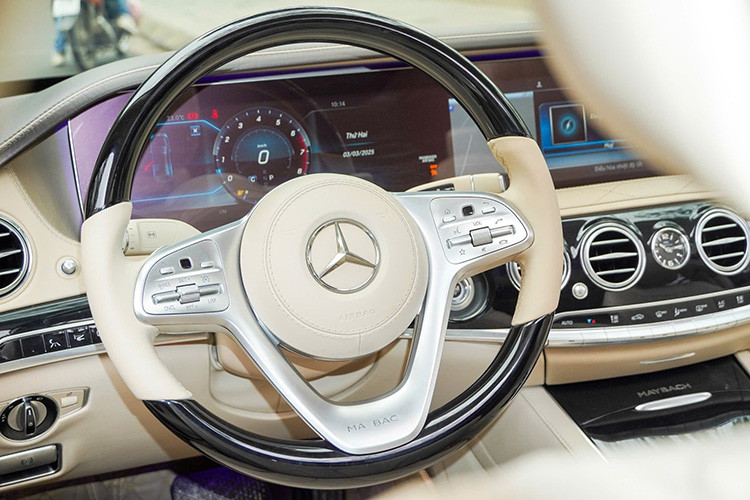 Vô-lăng ba chấu bọc da ốp gỗ, tích hợp các nút điều khiển cảm ứng. Hệ thống tiện nghi cao cấp bao gồm đồng hồ IWC, cần số Direct Select phía sau vô-lăng, màn hình hiển thị trên kính chắn gió (HUD) và camera 360 độ.