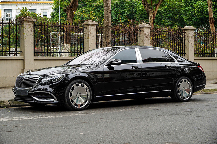 Chiếc Mercedes-Maybach S450 đời 2018 trong bài viết này đang được rao bán với mức hơn 3,6 tỷ đồng. Theo người bán, chiếc sedan siêu sang sở hữu ngoại thất màu đen bóng, kết hợp với khoang nội thất bọc da màu kem sang trọng. Xe đã vận hành khoảng hơn 40.000 km kể từ khi lăn bánh.