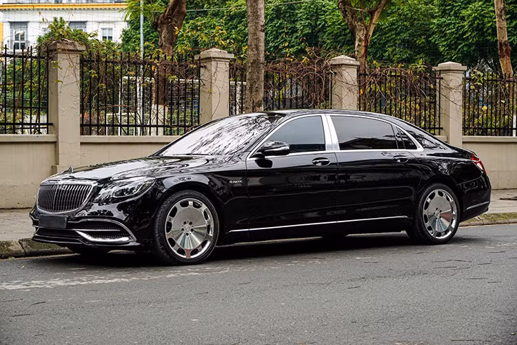 Chiếc Mercedes-Maybach S450 đời 2018 trong bài viết này đang được rao bán với mức hơn 3,6 tỷ đồng. Theo người bán, chiếc sedan siêu sang sở hữu ngoại thất màu đen bóng, kết hợp với khoang nội thất bọc da màu kem sang trọng. Xe đã vận hành khoảng hơn 40.000 km kể từ khi lăn bánh.