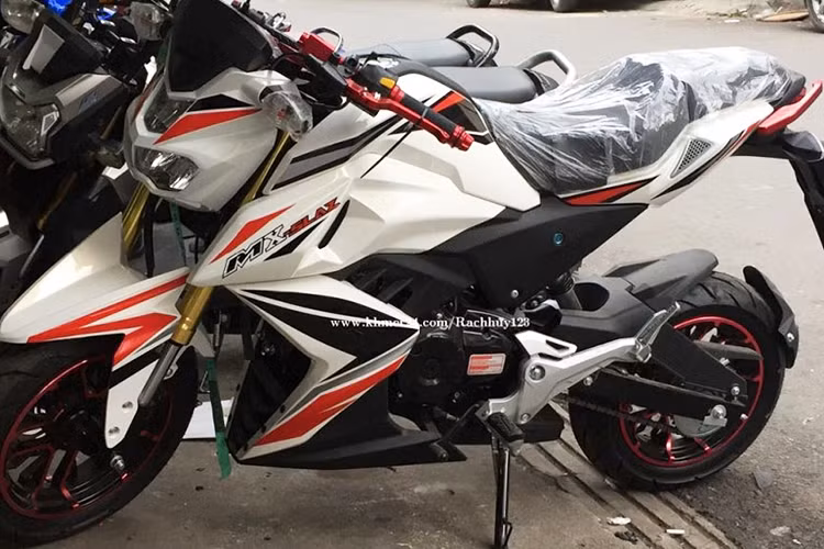 Một cửa hàng kinh doanh xe máy tại Việt Nam rao bán chiếc xe máy MX- Slaz 125, mẫu xe này sở hữu kiểu dáng khá giống với chiêc xe máy côn tay Yamaha TFX 150 đình đám tại Việt Nam. Tuy nhiên điêu đáng chú ý nhất là mẫu xe "nhái" này được chào bán với mức giá chỉ 21 triệu đồng.