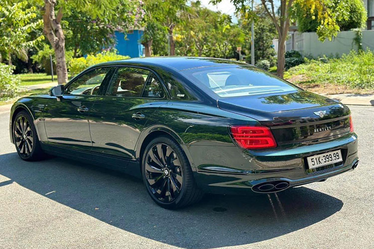 Điểm gây ấn tượng trên chiếc xe siêu sang Bentley Flying Spur thế hệ thứ 3 của tay chơi siêu xe đình đám Việt Nam còn là màu sơn ngoại thất của xe. Theo đó, Bentley Flying Spur trong bài có màu “áo” xanh lục bảo với gói nâng cấp Blackline Specification.