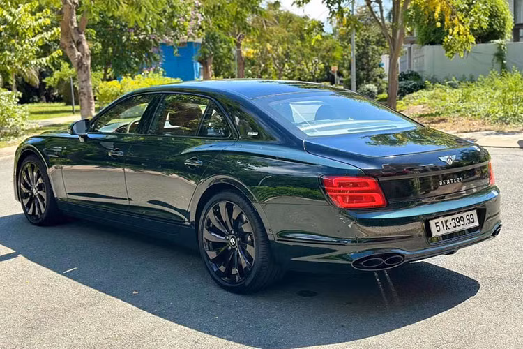 Điểm gây ấn tượng trên chiếc xe siêu sang Bentley Flying Spur thế hệ thứ 3 của tay chơi siêu xe đình đám Việt Nam còn là màu sơn ngoại thất của xe. Theo đó, Bentley Flying Spur trong bài có màu “áo” xanh lục bảo với gói nâng cấp Blackline Specification.