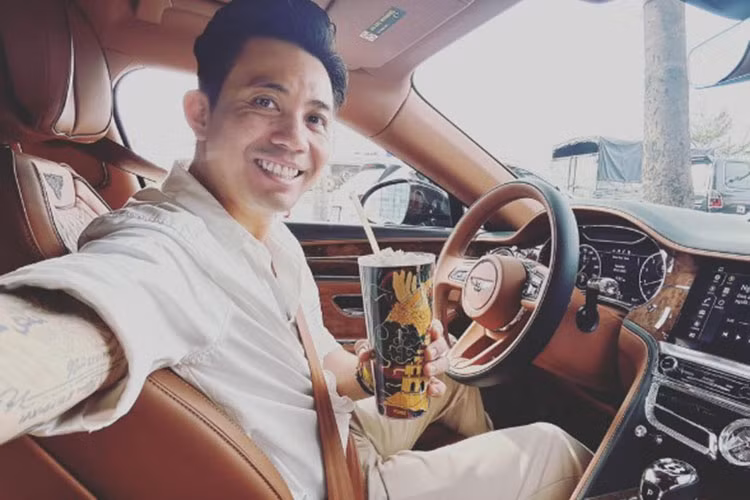 Bên trong nội thất xe được phối màu nâu da bò và đen. Theo thông tin rao bán trên sàn xe cũ thì chiếc xe siêu sang Bentley Flying Spur này mới chỉ lăn bánh khoảng 9.000 km.