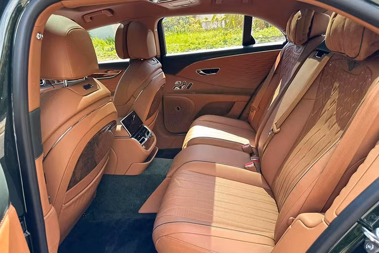 Chiếc xe siêu sang Bentley Flying Spur thế hệ thứ 3 mới được Minh Nhựa bán lại được trang bị động cơ xăng V8, tăng áp kép, dung tích 4.0 lít, sản sinh ra công suất tối đa 542 mã lực và mô-men xoắn cực đại lên đến 770 Nm. 