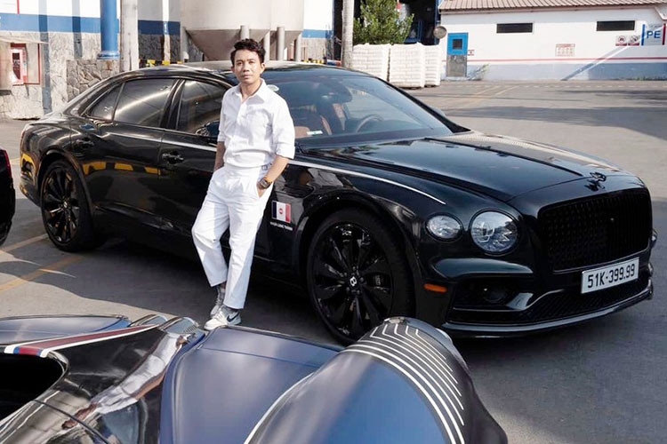 Chiếc Bentley Flying Spur siêu sang này từng được doanh nhân ngành nhựa mua về hồi tháng 12/2022. Ngay sau khi xuất hiện thông tin rao bán trên mạng xã hội, chiếc Bentley Flying Spur First Edition ngay lập tức thu hút sự chú ý của nhiều người, bởi biển số tứ quý 51K-399.99.