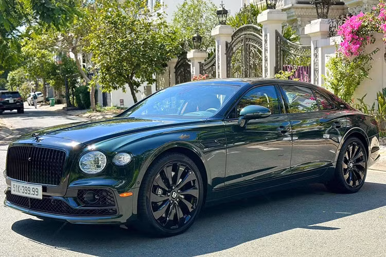 Được biết, sau một thời gian sử dụng, xe mới lăn bánh 9.000 km. Chiếc Bentley Continental Flying Spur của Minh Nhựa được rao bán trên sàn xe cũ khoảng dưới 20 tỷ đồng, xe cá nhân hoá một số chi tiết như logo Nhựa Long Thành bên hông và dải 3 màu đỏ trắng xanh phần đuôi...