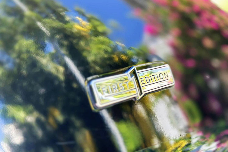 Những chi tiết cá nhân hoá xuất hiện tại lưới tản nhiệt phía trước, hai hốc gió bên hông cùng các đường viền như viền cửa kính, viền bao bọc thân xe cùng viền ống xả phía sau. Tổng thể Bentley Flying Spur theo đó cũng trở nên hầm hố và ấn tượng hơn.