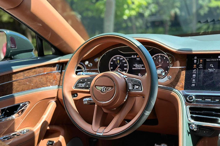Nội thất xe vẫn còn khá mới, gần như không có dấu hiệu đã sử dụng nếu chỉ nhìn lướt qua khoang cabin. Bảng điều khiển có nét tương đồng với Continental GT ở màn hình cảm ứng trung tâm 12,3 inch. 