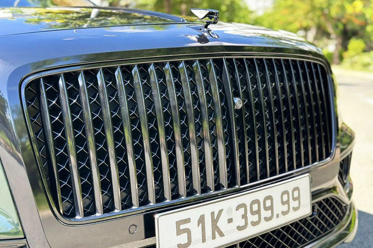 Với gói nâng cấp Blackline Specification, Bentley Flying Spur thế hệ thứ 3 sở hữu nhiều chi tiết được sơn đen bóng, làm tăng thêm vẻ thể thao của chiếc sedan siêu sang này.