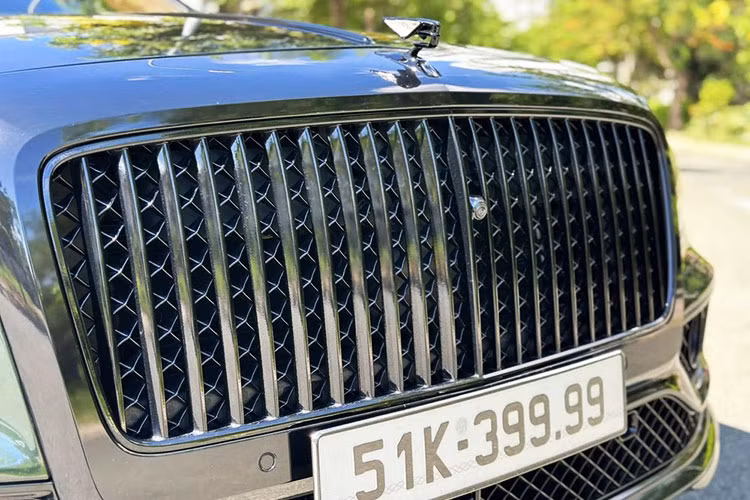 Với gói nâng cấp Blackline Specification, Bentley Flying Spur thế hệ thứ 3 sở hữu nhiều chi tiết được sơn đen bóng, làm tăng thêm vẻ thể thao của chiếc sedan siêu sang này.