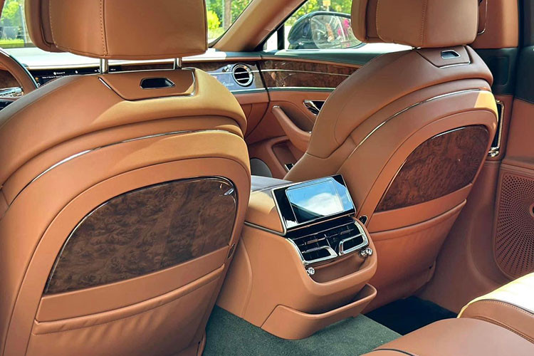 Bentley Flying Spur biển tứ quý 9 của Minh Nhựa sở hữu hệ thống âm thanh 10 loa công suất 650W, đèn viền nội thất, ghế có lỗ thông hơi, mát-xa, chỉnh điện đa hướng/nhớ vị trí, đi cùng màn hình cảm ứng điều khiển chức năng cho hàng ghế sau có thể tháo rời.