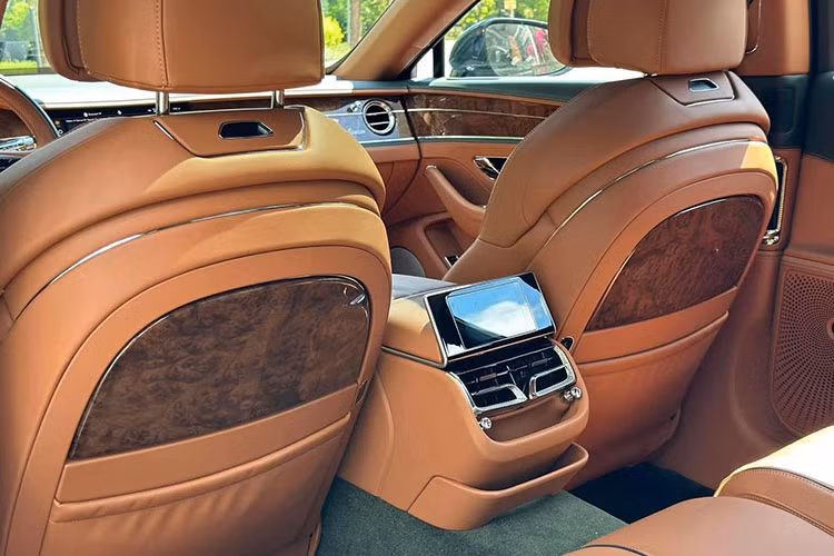 Bentley Flying Spur biển tứ quý 9 của Minh Nhựa sở hữu hệ thống âm thanh 10 loa công suất 650W, đèn viền nội thất, ghế có lỗ thông hơi, mát-xa, chỉnh điện đa hướng/nhớ vị trí, đi cùng màn hình cảm ứng điều khiển chức năng cho hàng ghế sau có thể tháo rời.