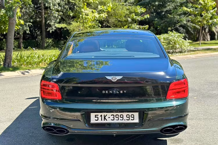 Động cơ sẽ kết hợp cùng hộp số tự động ly hợp kép ZF 8 cấp, nhờ đó, xe siêu sang Bentley Flying Spur V8 biển tứ quý 9 có thể dễ dàng tăng tốc từ vị trí xuất phát lên 100 km/h chỉ trong thời gian chỉ 4,1 giây trước khi đạt vận tốc tối đa 318 km/h. Ngoài ra, xe còn có gói Bentley Dynamic Ride cho phép chiếc xe có khả năng đánh lái 4 bánh. 