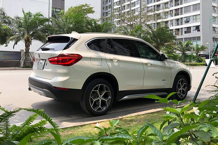 Mặc dù bị khuyết thiếu gói M Sport như "đàn anh" X2 mới đang bán ra tại thị trường Việt Nam, tuy nhiên mẫu xe BMW X1 sDriver 18i vẫn được bán ra với gói trang bị xLine đem lại cho xe một diện mạo thể thao hơn.