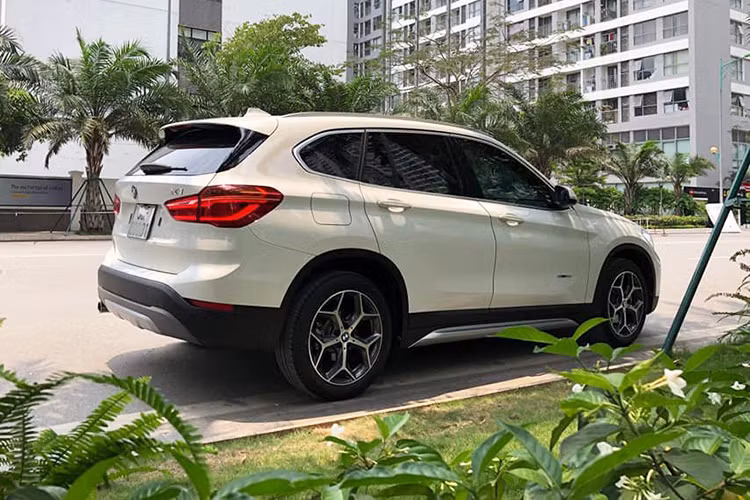 Mặc dù bị khuyết thiếu gói M Sport như "đàn anh" X2 mới đang bán ra tại thị trường Việt Nam, tuy nhiên mẫu xe BMW X1 sDriver 18i vẫn được bán ra với gói trang bị xLine đem lại cho xe một diện mạo thể thao hơn.