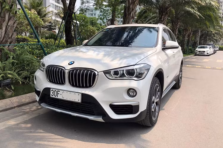 Về ngoại hình, cụm đèn pha BMW X1 sDrive 18i mới sẽ vẫn giữ nguyên phom thiết kế trước đây, nhưng được làm to hơn đem lại cảm giác dữ dằn cho xe. Thêm vào đó, ở phần đầu còn có thêm một số chi tiết mạ crôm sáng bóng không chỉ giúp xe có thêm độ sang trọng nhất định mà còn tạo được hiệu ứng tương phản hấp dẫn về mặt thị giác.