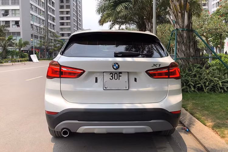 BMW X1 sDrive 18i 2018 còn được trang bị đèn LED chiếu sáng tự động. Cụm đèn hậu phía sau cũng sử dụng bóng LED và có thiết kế sắc nét, ôm theo vóc dáng của xe. Ở phía sau, phần đuôi của X1 một lần nữa lại gợi nhớ tới chiếc X5 với các chi tiết được sắp xếp tương tự. Mâm hợp kim 5 chấu kích thước 18 inch mới, sơn 2 tông màu trông sang trọng.