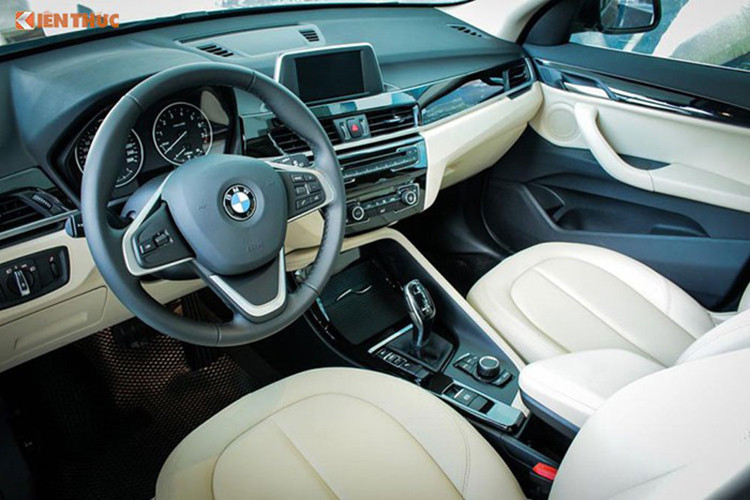 Bên trong nội thất, khoang cabin của BMW X1 xLine 2018 được hãng xe Đức lấy tông be làm chủ đạo với các ghế bọc da sensatec, kết hợp cùng một vài chi tiết ốp đen bóng, viền crôm sáng và đèn nội thất, giúp không gian trong xe trở nên tinh tế và thanh lịch hơn.