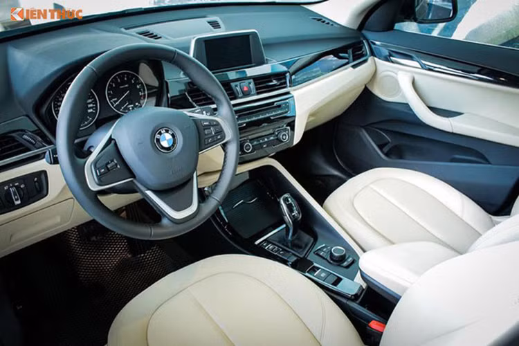 Bên trong nội thất, khoang cabin của BMW X1 xLine 2018 được hãng xe Đức lấy tông be làm chủ đạo với các ghế bọc da sensatec, kết hợp cùng một vài chi tiết ốp đen bóng, viền crôm sáng và đèn nội thất, giúp không gian trong xe trở nên tinh tế và thanh lịch hơn.