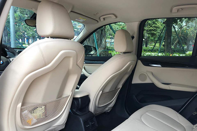 Về khả năng vận hành, sức mạnh của BMW X1 sDrive 18i 2018 đến từ khối động cơ tăng áp Twin Power Turbo 3 xi-lanh, dung tích 1,5 lít, sản sinh công suất tối đa 138 mã lực và mô-men xoắn cực đại 220 Nm, kết hợp với hộp số tự động Steptronic 7 cấp, giúp xe tăng tốc từ 0 – 100 km/h trong vòng 9,6 giây trước khi đạttốc độ tối đa 201 km/h.