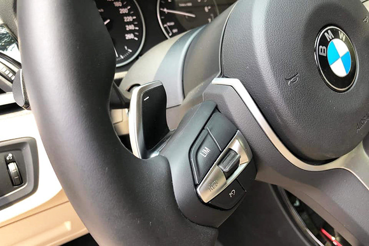 Ngoài ra, xe còn sở hữu hệ thống thông tin giải trí qua màn hình 6,5 inch nghiêng về phía người lái, điều hòa tự động 2 vùng độc lập và gương chiếu hậu chống chói (ngoài lẫn trong) cũng là các tính năng tiêu chuẩn của mẫu SUV cỡ nhỏ BMW X1 xLine 2018 mới.