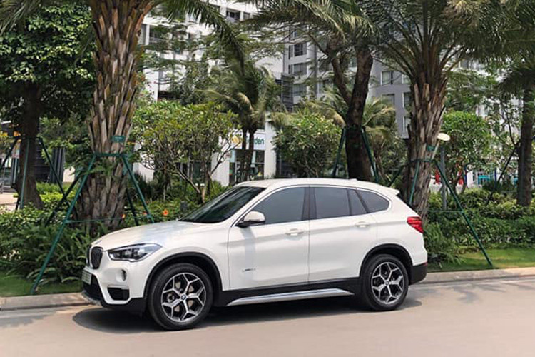 Mẫu xe BMW X1 2018 từng được ra mắt tại thị trường Việt Nam vào tháng 10/2018 từ phía nhà phân phối Thaco, với phiên bản sDrive 18i. Mới đây trên thị tường xe cũ cũng đã góp mặt mẫu xe này do một chủ nhân tại Hà Nội chào bán lại, đáng chú ý là chiếc xe mới chỉ "chạy lướt" với số km là 8500 và còn khá mới.