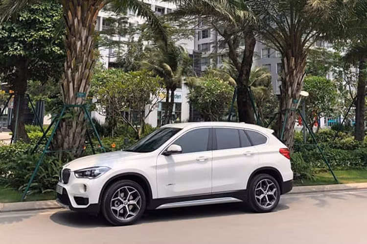 Mẫu xe BMW X1 2018 từng được ra mắt tại thị trường Việt Nam vào tháng 10/2018 từ phía nhà phân phối Thaco, với phiên bản sDrive 18i. Mới đây trên thị tường xe cũ cũng đã góp mặt mẫu xe này do một chủ nhân tại Hà Nội chào bán lại, đáng chú ý là chiếc xe mới chỉ "chạy lướt" với số km là 8500 và còn khá mới.