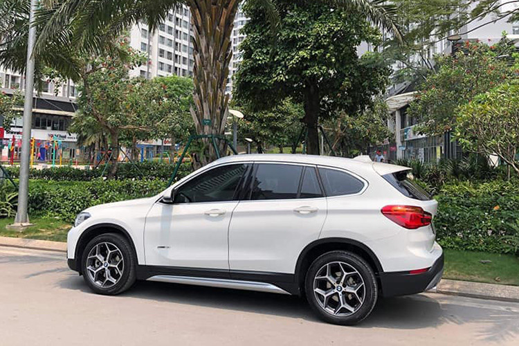 Hiện giá bán xe BMW X1 sDrive 18i 2018 khởi điểm từ 1,829 tỷ đồng tại Việt Nam và được phân phối chính hãng từ Thaco. Chiếc xe trong bài viết này hiện được chủ nhân chào bán trên thị trường xe cũ khoảng hơn 1,6 tỷ đồng (xe đã đăng ksy và đang mang biển Hà Nội) - rẻ hơn khá nhiều so với một chiếc xe "đập thùng".