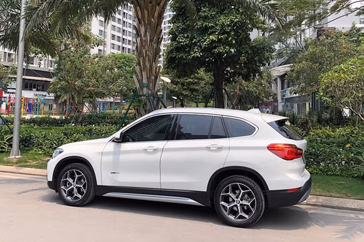 Hiện giá bán xe BMW X1 sDrive 18i 2018 khởi điểm từ 1,829 tỷ đồng tại Việt Nam và được phân phối chính hãng từ Thaco. Chiếc xe trong bài viết này hiện được chủ nhân chào bán trên thị trường xe cũ khoảng hơn 1,6 tỷ đồng (xe đã đăng ksy và đang mang biển Hà Nội) - rẻ hơn khá nhiều so với một chiếc xe "đập thùng".