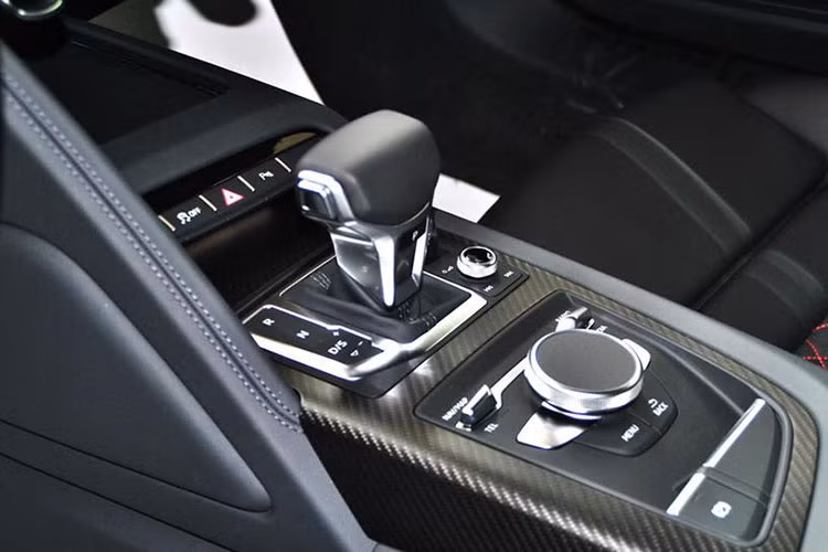 Audi R8 V10 Plus có khoảng 7 chiếc được đưa về nước, đa số siêu xe này đều mang ngoại thất đỏ chỉ có đúng 1 chiếc có màu sơn đen bóng và được đưa về nước vào tháng 5/2016, cách 2 tháng thời điểm luật thuế tiêu thụ đặc biệt mới được áp dụng khiến giá bán các dòng siêu xe tăng mạnh.