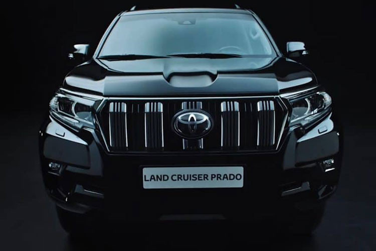 Tờ Bestcarweb đưa tin Toyota Land Cruiser Prado 2024 sẽ tiếp tục dùng động cơ diesel 4 xi-lanh, tăng áp, dung tích 2.8L như thế hệ cũ. Bên cạnh đó, xe sẽ được bổ sung hệ truyền động hybrid với máy xăng 4 xi-lanh, tăng áp, dung tích 2.4L dùng chung với Toyota Tacoma thế hệ mới vừa ra mắt tại Mỹ vào tháng trước.