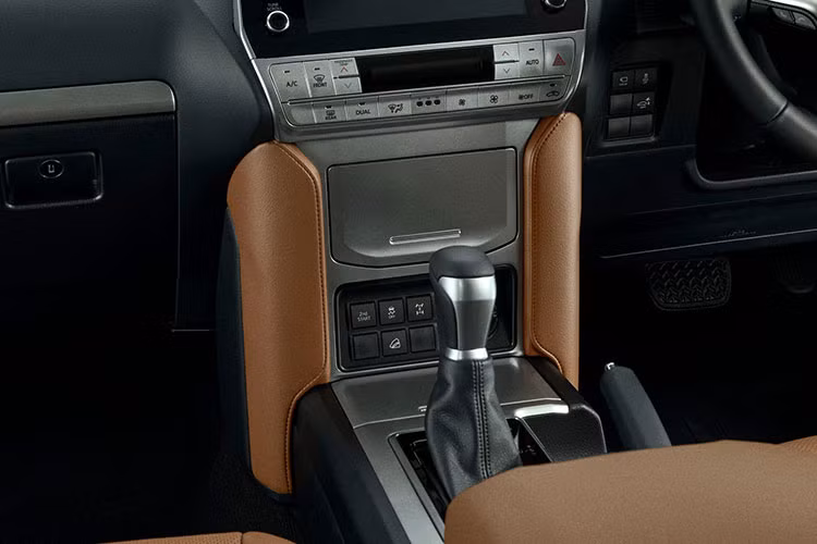 Hiện chưa rõ Toyota Land Cruiser Prado thế hệ mới có được trang bị động cơ 2.7L như trước hay không. Dự đoán, động cơ xăng 4 xi-lanh, dung tích 2.7L này sẽ tiếp tục được dùng cho các bản tiêu chuẩn của xe ở một số thị trường như Nhật Bản và Trung Đông.