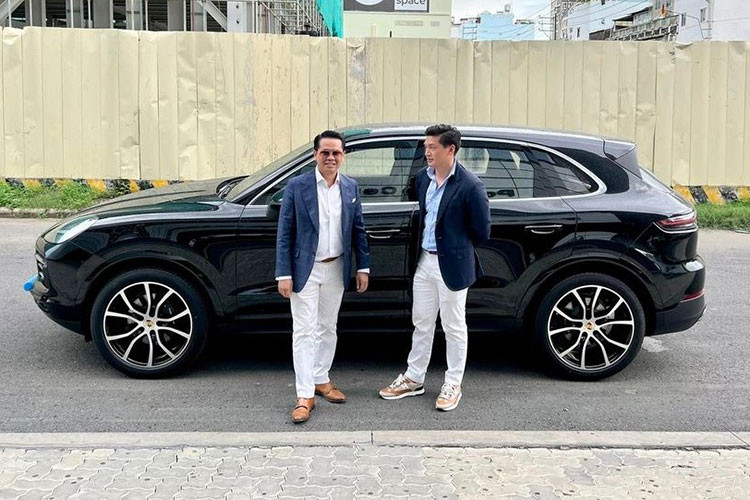 Mới đây, nhà thiết kế nội thất đình đám nhất Việt Nam là ông Quách Thái Công đã chia sẻ về việc nhận bàn giao chiếc xe SUV hạng sang Porsche Cayenne 2022 mới theo diện phân phối chính hãng đã thu hút sự quan tâm của cộng đồng mạng. 