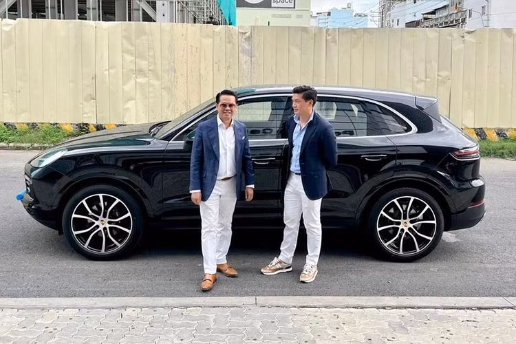 Mới đây, nhà thiết kế nội thất đình đám nhất Việt Nam là ông Quách Thái Công đã chia sẻ về việc nhận bàn giao chiếc xe SUV hạng sang Porsche Cayenne 2022 mới theo diện phân phối chính hãng đã thu hút sự quan tâm của cộng đồng mạng. 