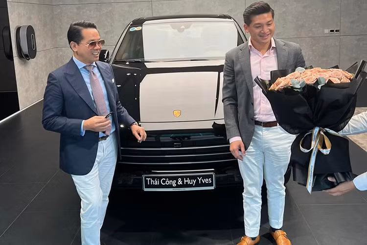 Thái Công cùng bạn trai kém 17 tuổi đã sang đại lý chính hãng để xem mắt 2 chiếc SUV này và sau đó chốt đơn mẫu xe Cayenne. Chiếc xe SUV Porsche Cayenne của Thái Công mới mua có ngoại thất sơn màu đen và nội thất màu nâu. Hiện tại, giá xe Porsche Cayenne 2022 tiêu chuẩn từ 4,72 tỷ đồng và cao nhất lên đến 12,25 tỷ đồng cho bản Porsche Cayenne Turbo GT 2022.