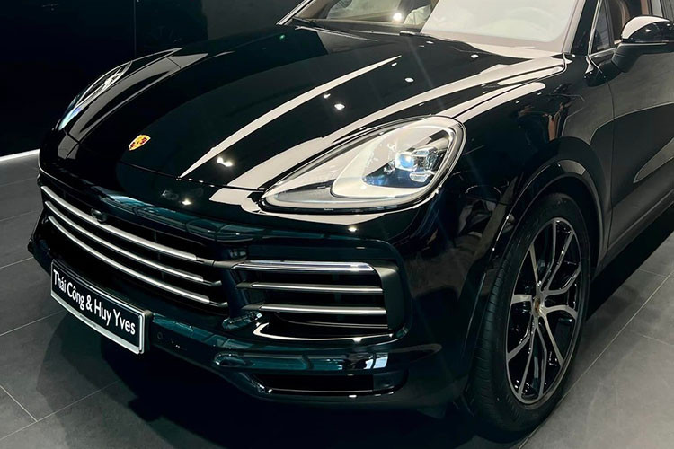 Khối động cơ này sẽ kết hợp với hộp số tự động 8 cấp Tiptronic S và hệ dẫn động 4 bánh, nhờ đó mà giúp xe tăng tốc từ vị trí xuất phát lên 100 km/h chỉ trong thời gian 6,2 giây nếu như xe có thêm trang bị gói Sport Chrono.