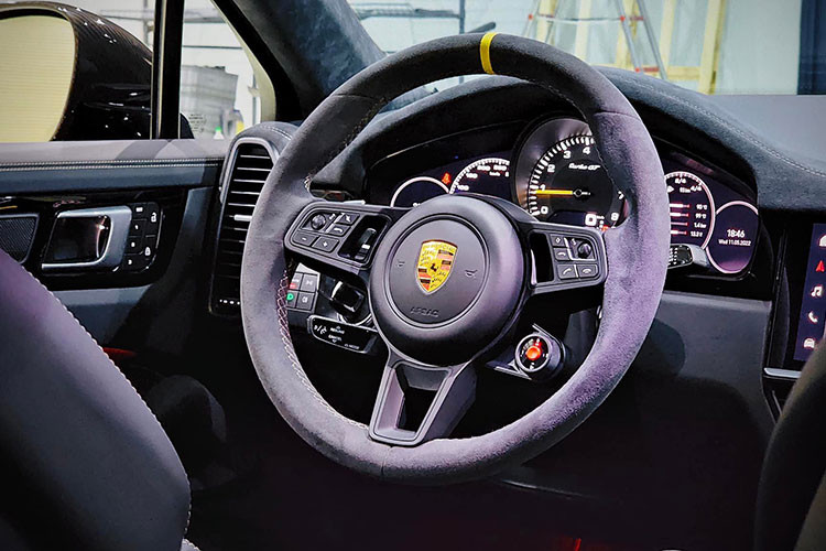 Khoang nội thất của chiếc SUV hạng sang Porsche Cayenne thế hệ mới dễ dàng làm “say lòng” những tay lái yêu thích công nghệ bởi xe được trang bị hàng tá những công nghệ hiện đại, mới nhất. Cùng với đó, chất liệu da cao cấp cùng các chi tiết mạ bạc &amp; crom trên Porsche Cayenne càng nâng tầm đẳng cấp của chủ nhân.