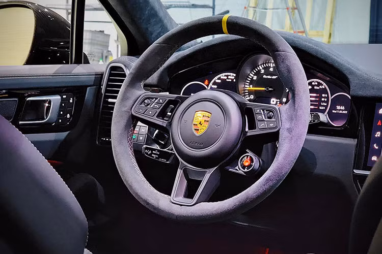 Khoang nội thất của chiếc SUV hạng sang Porsche Cayenne thế hệ mới dễ dàng làm “say lòng” những tay lái yêu thích công nghệ bởi xe được trang bị hàng tá những công nghệ hiện đại, mới nhất. Cùng với đó, chất liệu da cao cấp cùng các chi tiết mạ bạc &amp; crom trên Porsche Cayenne càng nâng tầm đẳng cấp của chủ nhân.