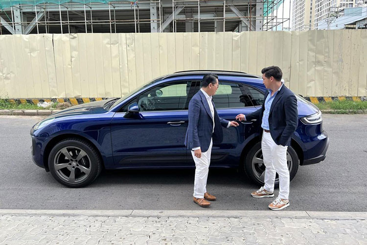 Thái Công chia sẻ sau 3 tuần đặt mua Porsche 911 đã có gọi sang đại lý chính hãng và muốn chốt đơn tiếp xe Porsche nhưng điều kiện được nhà thiết kế này đưa ra là phải có xe sẵn, không phải chờ đợi như chiếc xe thể thao của mình. Ngay sau đó đại lý thông báo có khách đặt mua Cayenne cách đây 8 tháng, hiện xe đã về Việt Nam nhưng chủ xe không muốn nhận bàn giao mà nhờ hãng Porsche bán lại.