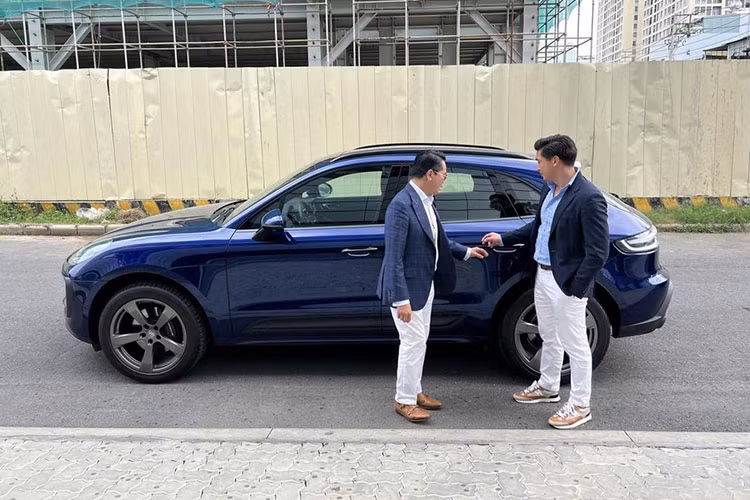 Thái Công chia sẻ sau 3 tuần đặt mua Porsche 911 đã có gọi sang đại lý chính hãng và muốn chốt đơn tiếp xe Porsche nhưng điều kiện được nhà thiết kế này đưa ra là phải có xe sẵn, không phải chờ đợi như chiếc xe thể thao của mình. Ngay sau đó đại lý thông báo có khách đặt mua Cayenne cách đây 8 tháng, hiện xe đã về Việt Nam nhưng chủ xe không muốn nhận bàn giao mà nhờ hãng Porsche bán lại.