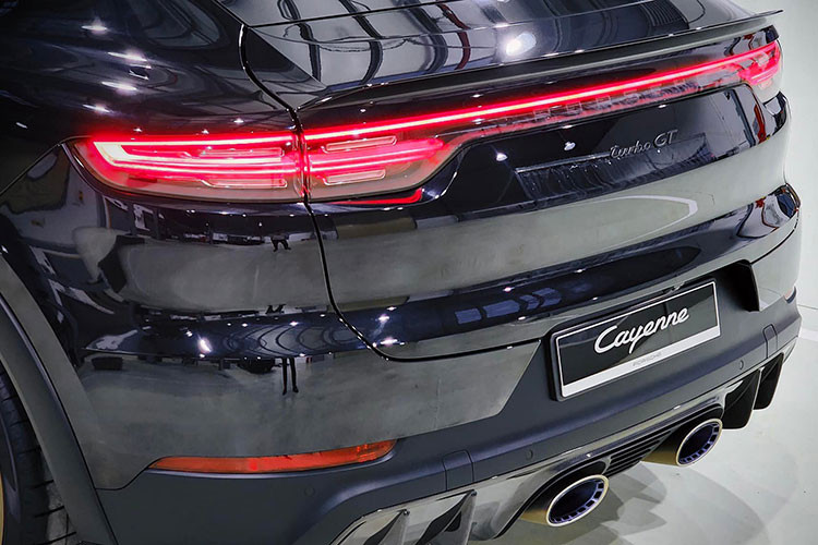 Ở phiên bản tiêu chuẩn, Porsche Cayenne 2022 tại Việt Nam được trang bị khối động cơ V6, tăng áp, dung tích 3.0 lít, sản sinh ra công suất tối đa 340 mã lực và mô-men xoắn cực đại 450 Nm.