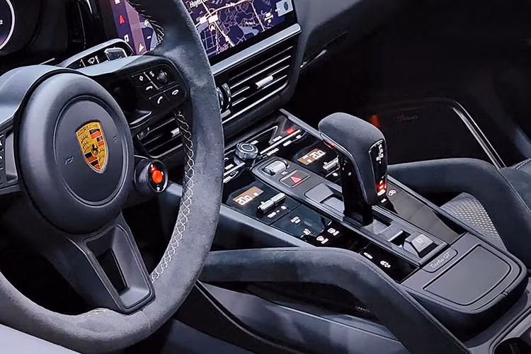 Hệ thống thông tin giải trí trên Cayenne bản tiêu chuẩn có rất nhiều tính năng hiện đại như: Hệ thống âm thanh 10 loa, hệ thống kết nối điện thoại cao cấp gồm bản đồ GPS dành riêng thị trường Việt Nam, Apple CarPlay, đầu đọc SIM 4G và 4 cổng sạc USB. Tuy nhiên, chủ nhân có thể nâng cấp lên dàn âm thanh vòm 3D Burmester với 21 loa độc lập bao gồm loa siêu trầm, cho tổng công suất lên đến 1.455 watts.