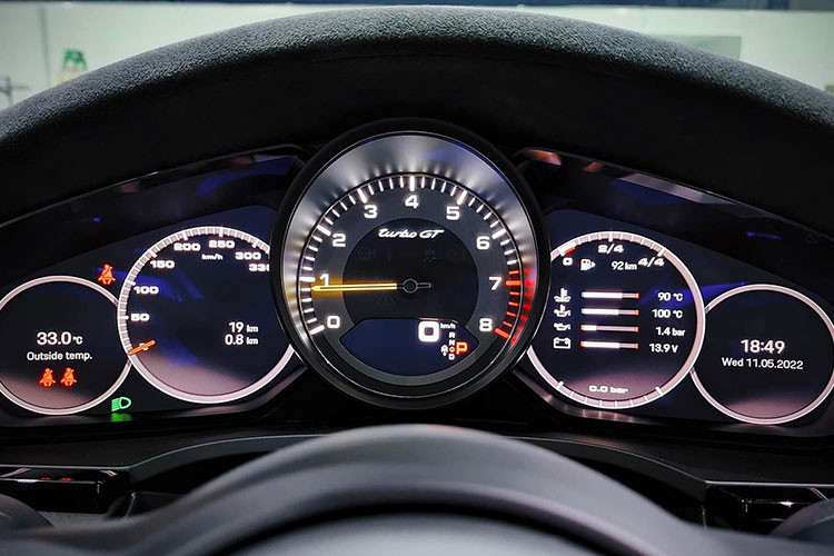 Lấy cảm hứng từ xe đua, Porsche Cayenne 2022 có thiết kế bảng điều khiển trung tâm dốc lên, thuận tiện cho người lái di chuyển từ tay từ vô lăng cho đến cần số. Ở khu vực này, các nút bấm dày đặc mang phong cách điện thoại Vertu quanh khu vực cần số đã được thay thế bằng hàng loạt nút bấm cảm ứng.