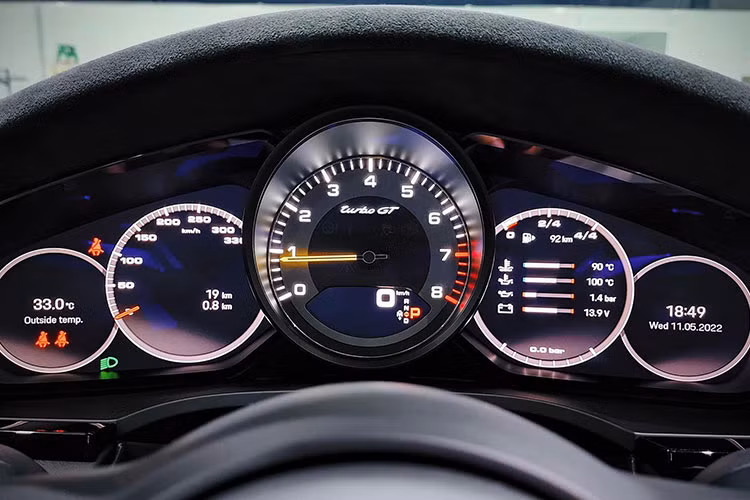 Lấy cảm hứng từ xe đua, Porsche Cayenne 2022 có thiết kế bảng điều khiển trung tâm dốc lên, thuận tiện cho người lái di chuyển từ tay từ vô lăng cho đến cần số. Ở khu vực này, các nút bấm dày đặc mang phong cách điện thoại Vertu quanh khu vực cần số đã được thay thế bằng hàng loạt nút bấm cảm ứng.