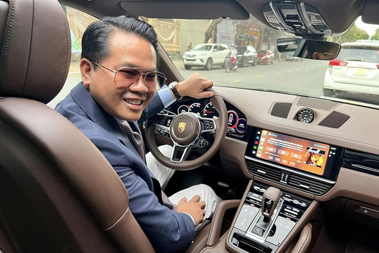 Ngoài chiếc xe Porsche Cayenne tiền tỷ mới nhận bàn giao và một xe thể thao Porsche 911 đặt mua chính hãng, nhà thiết kế Thái Công còn từng gây bất ngờ khi đã cho thợ Sài thành "dọn" xe cổ MGA 1600 từ trong ra ngoài, màu sơn lấy ý tưởng từ hãng xe Bentley khá đình đám đã hoàn thành xong cách đây 2 tháng.